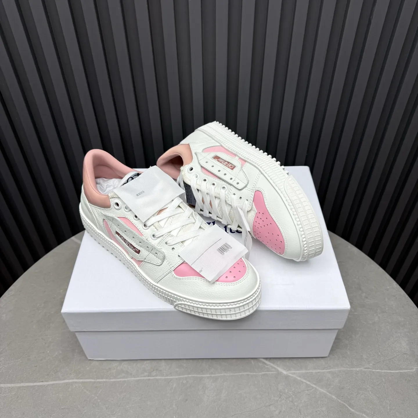 Men's shoes💰680 OFF WHITE ⚡️Couple style⚡️The latest spring style street casual shoes, released with the highest quality version on the market👊Series original mold opening, original lasting, production technology 1:1 original version➰🔜The best choice for more and more celebrities and Internet celebrities🔸In the classics Changes in the code🔸Innovate in the trend🔸Strive to break away from the shackles of bad street design🔝Although he is not the originator of fashion design, he is definitely a shining dark horse in avant-garde design🐴🆙Do not follow the trend🔅Not universal beauty🔅 Fabric💯First-layer cowhide Lining💯Imported skin-friendly and environmentally friendly polyester mesh Foot pads💯Original molded high-elastic environmentally friendly molding pads Midsole💯Made with original last-last technology Outsole💯Rubber outsole Packaging💯Official website synchronizes full set of packaging (brand wrapping paper, brand certificate, brand cloth bag) Code numbers 35-44, 45 46 Customized